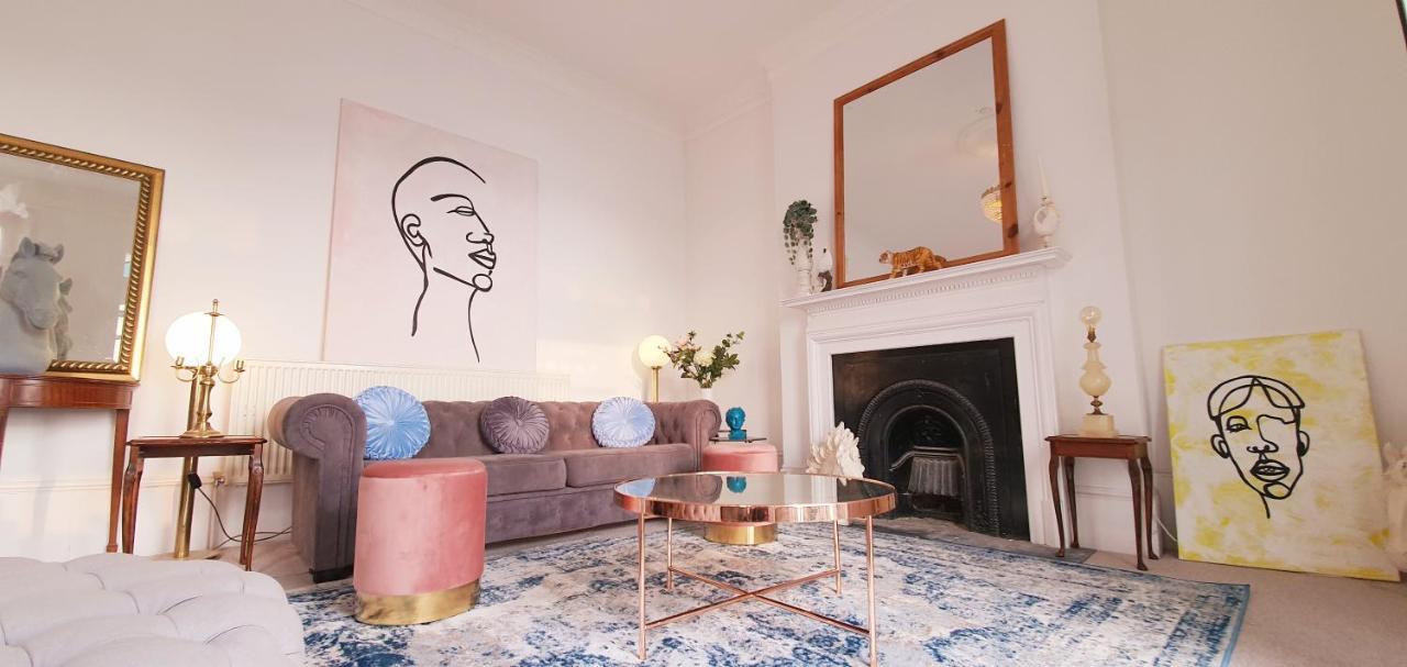 Elegant 5 Bed 4 Bath 'Vogue House' Parisian Style Home Маргит Экстерьер фото