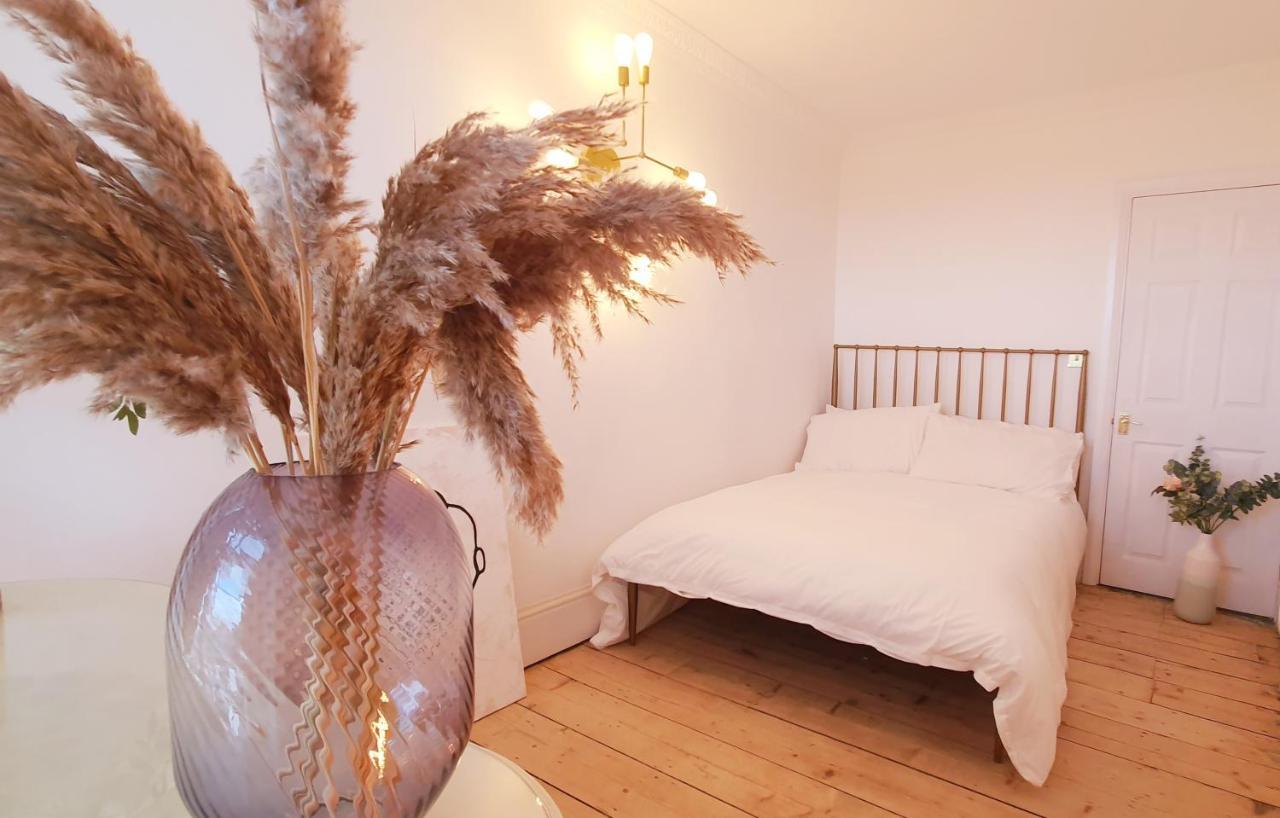 Elegant 5 Bed 4 Bath 'Vogue House' Parisian Style Home Маргит Экстерьер фото