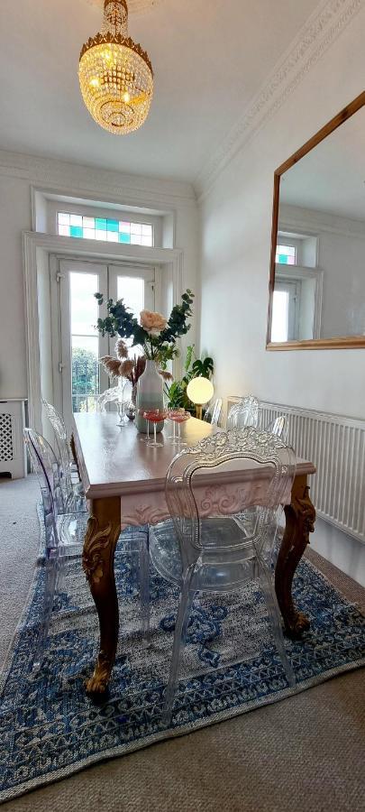 Elegant 5 Bed 4 Bath 'Vogue House' Parisian Style Home Маргит Экстерьер фото